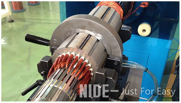 Haute bobine d'automation insérant l'insertion Machine-1 de bobine de pompe d'eau profonde de machine