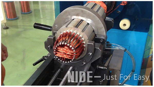 Haute bobine d'automation insérant l'insertion Machine-2 de bobine de pompe d'eau profonde de machine